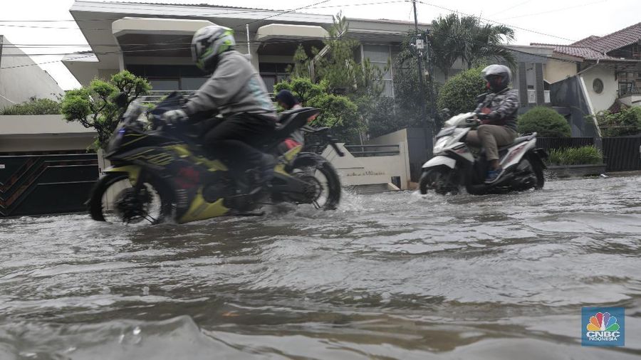 Air mulai menggenangi perumahan Green Garden sejak jam 1 malam