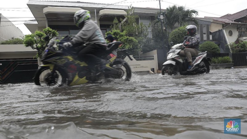 Air mulai menggenangi perumahan Green Garden sejak jam 1 malam
