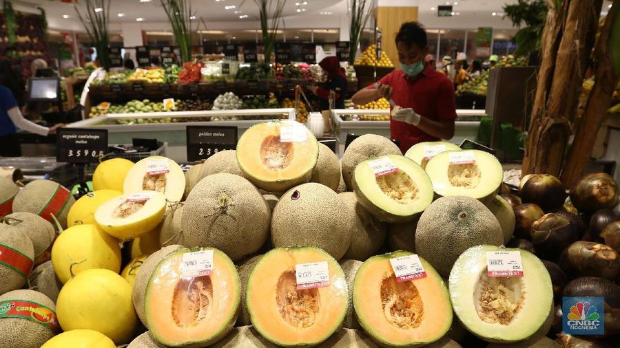 Petugas Swalayan mengecek buah dan sayuran di Supermarket Kawasan Tangerang Selatan, Kamis (20/02/2020). Pemerintah berupaya melakukan peningkatan produksi buah-buahan dalam negeri dan diharapkan tidak hanya dilakukanuntuk mendongkrak ekspor. (CNBC Indonesia/Muhammad Sabki)