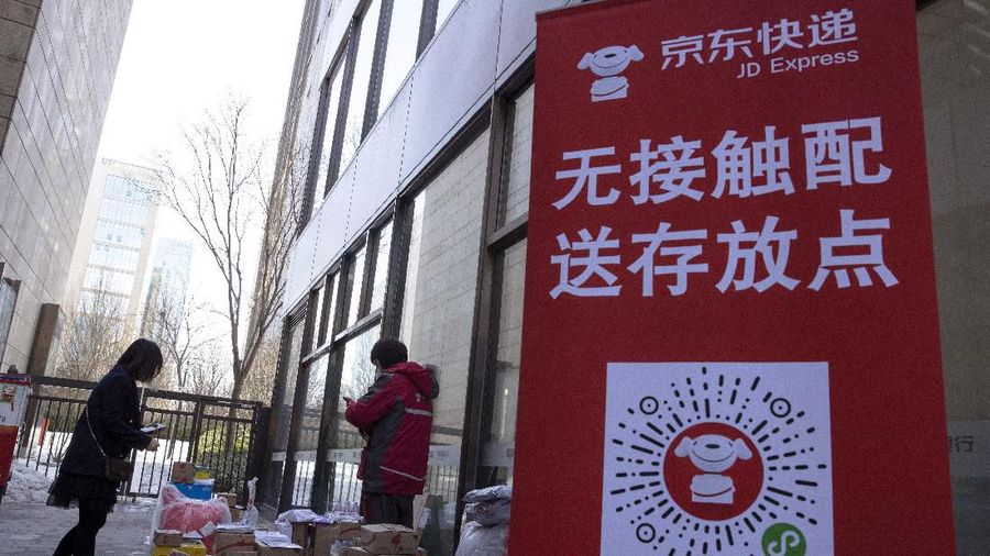 Virus corona membuat warga di China memilih menetap di rumah. E-commerce menjadi andalan warga untuk bertahan hidup.