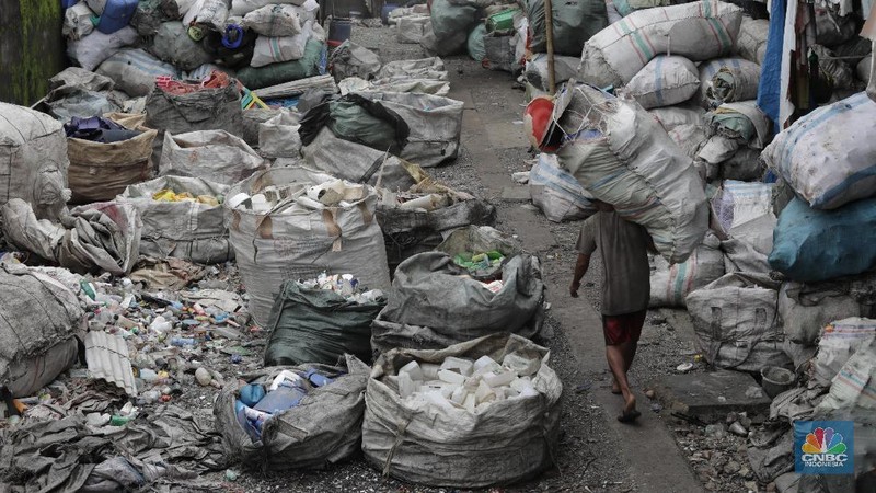 Usaha pengolahan limbah plastik ini cukup menjanjikan, seorang pebisnis ini bisa dapat omzet mencapai Rp40-50 juta per pekan.