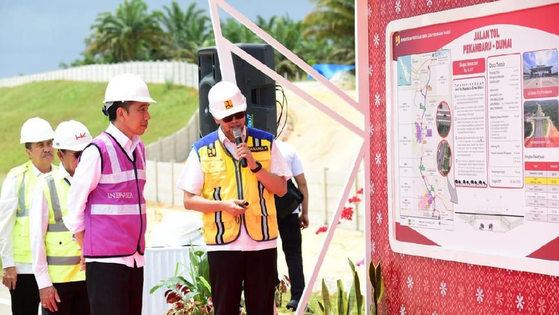 Pembangunan ruas tol sepanjang 131,48 kilometer tersebut telah mencapai kurang lebih 90 persen dan ditargetkan selesai sebelum musim Lebaran 2020 ini.