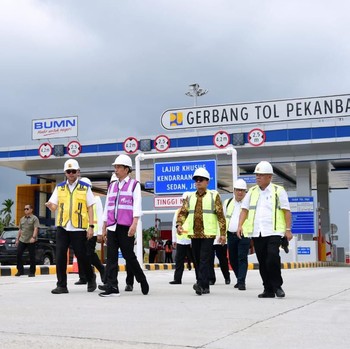 Ketika Jokowi Tinjau Proyek Tol Pertama di Riau