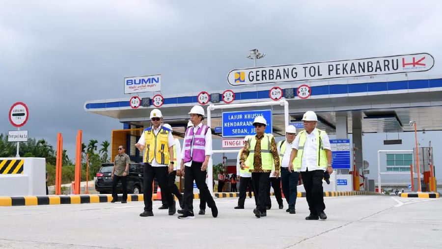 Presiden RI Joko Widodo (Jokowi) melakukan peninjauan ke Jalan Tol Trans Sumatera (JTTS) ruas Pekanbaru-Dumai (Permai) yang dibangun oleh PT Hutama Karya.