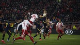 Pemain Olympiakos Ousseynou Ba (tengah) coba menjangkau bola di kotak penalti Arsenal pada leg pertama babak 32 besar Liga Europa. (AP Photo/Thanassis Stavrakis)