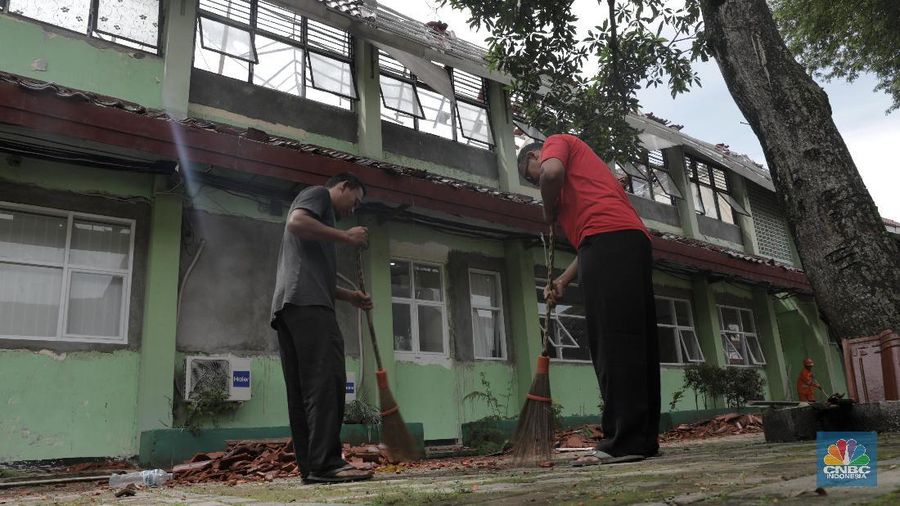 Hujan disertai angin kencang pada Jumat dinihari diduga menyebabkan atap sebuah sekolah roboh di Bambu Apus, Cipayung, Jakarta Timur. Akibat atap runtuh, sebanyak delapan dari 17 ruang kelas di blok bangunan siswa Kelas X SMKN 24 Bambu Apus itu tidak dapat difungsikan.