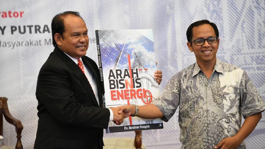 Bertempat di Gedung Patra Jasa Jakarta Selatan, hadir dalam kegiatan ini, Ketua Komisi VII DPR RI, Sugeng Suparwoto dan Ekonom Faisal Basri.