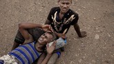 Dalam kasus tertentu, penyelundup mengeksploitasi imigran dengan memenjarakan hingga menyiksa mereka. Tak jarang imigran dibuang di tengah perjalanan atau dijual menjadi budak di lahan pertanian. (AP Photo/Nariman El-Mofty)