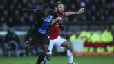Gelandang serang, Juan Mata, yang diturunkan sebagai starter berduel dengan pemain Club Brugge, Clinton Mata pada leg pertama 32 besara Liga Europa. (AP Photo/Francisco Seco)