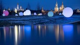Istana Kremlin terlihat di belakang balon-balon hiasan di Taman Zaryadye di Moskow, Rusia. Saat ini kota Moskow dikejutkan oleh