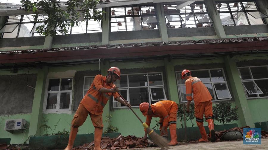 Akibat hujan dan angin kencang beberapa ruang kelas XI SMKN 24 ambruk lokasinya di Bambu Apus, Jakarta Timur.