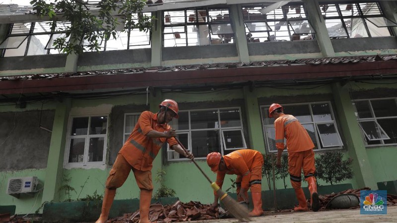 Akibat hujan dan angin kencang beberapa ruang kelas XI SMKN 24 ambruk lokasinya di Bambu Apus, Jakarta Timur.