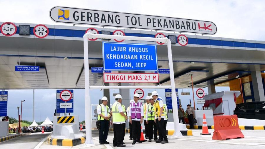 Pembangunan ruas tol sepanjang 131,48 kilometer tersebut telah mencapai kurang lebih 90 persen dan ditargetkan selesai sebelum musim Lebaran 2020 ini.
