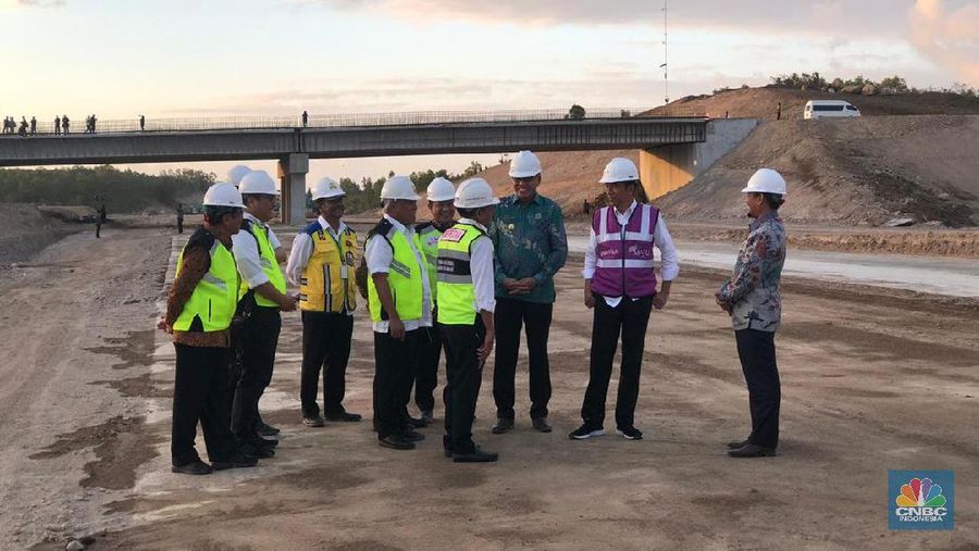 Jokowi mengaku puas dengan progres pembangunan ruas jalan tol tersebut.