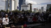 Massa mendesak agar perwakilan mereka bisa masuk ke Istana untuk berdialog dan menyuarakan tuntutan mereka. ANTARA FOTO/Dhemas Reviyanto/foc.