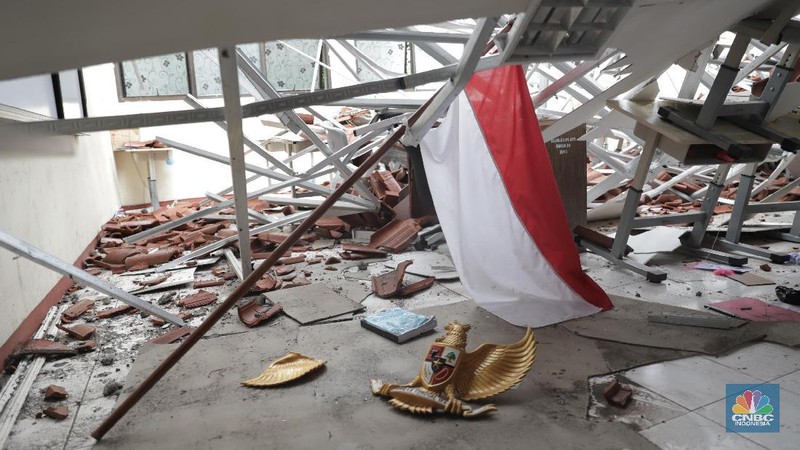 Akibat hujan dan angin kencang beberapa ruang kelas XI SMKN 24 ambruk lokasinya di Bambu Apus, Jakarta Timur.