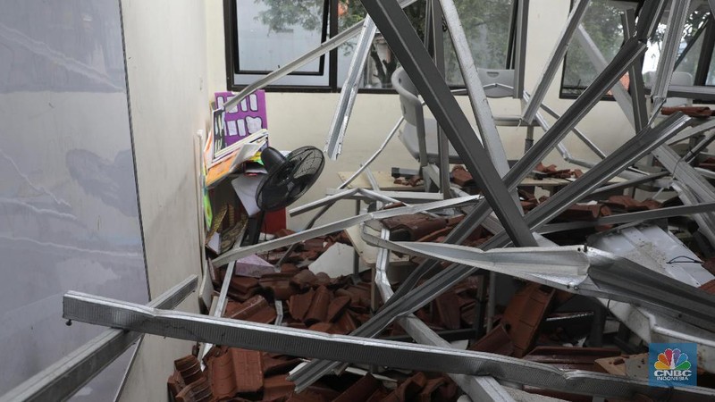 Akibat hujan dan angin kencang beberapa ruang kelas XI SMKN 24 ambruk lokasinya di Bambu Apus, Jakarta Timur.
