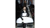Bella Hadid dengan tampilan hitam putih dan kombinasi serupa dengan sang kakak, Gigi. (AP Photo/Domenico Stinellis)