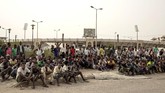Imigran Ethiopia melalui perjalanan panjang ratusan kilometer dari desa dan kota asal untuk memperbaiki nasib dan perekonomian di Arab Saudi. (AP Photo/Nariman El-Mofty)