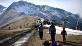 Sekitar 50 ton salju dari pegunungan sebelahnya ke sejumlah spot lereng ski yang dikelola Resor Luchon-Superbagneres. (Anne-Christine POUJOULAT / AFP)