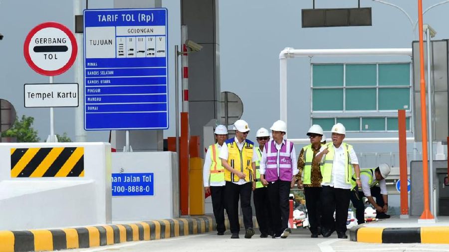 Jokowi menegaskan pekerjaan pemerintah dalam mengentaskan kemiskinan belum tuntas
