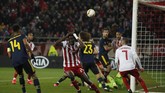 Ekspresi bek Olympiakos, Ousseynou Ba, setelah peluang yang didapat timnya gagal berujung gol ke gawang Arsenal pada laga leg pertama 32 besar Liga Europa. (AP Photo/Thanassis Stavrakis)