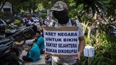Namun pemerintah enggan menerima perwakilan massa karena kasus korupsi saat ini sudah ditangani oleh KPK (ANTARA FOTO/Dhemas Reviyanto/foc)