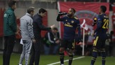 Pelatih Arsenal, Mike Arteta, memberikan instruksi kepada anak asuhnya dalam laga melawan Olympiakos pada leg pertama babak 32 besar Liga Europa. (AP Photo/Thanassis Stavrakis)