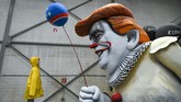 Peserta karnaval di kota Cologne, Jerman, tampil sebagai Presiden Amerika Serikat, Donald Trump, yang menyerupai karakter Pennywise dari film IT. (Photo by INA FASSBENDER / AFP)