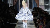 Toile de Jouy, kain dengan cetakan motif yang dimulai oleh perusahaan Jouy en Josas di abad ke 18, yang menggambarkan lansekap dengan latar belakang warna putih, menjadi salah satu motif khas Prancis yang terkenal. (AP Photo/Domenico Stinellis)