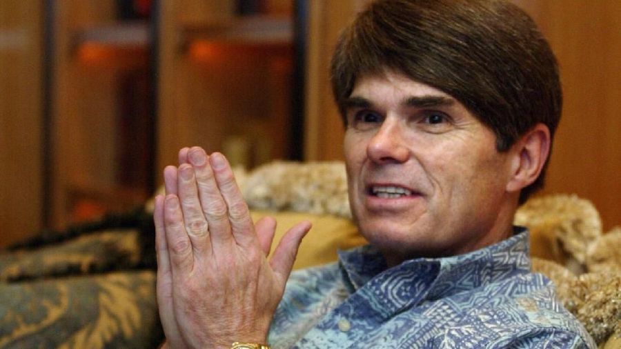Dean Koontz pernah menulis buku The Eyes of Darkness. Buku ini kini jadi perbincangan karena corona.