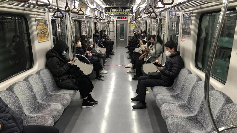 Korsel melaporkan lonjakan signifikan pada kasus corona di negeri itu. Setidaknya per Jumat (21/2/2020) pagi, ada 156 kasus corona, sebagian besar di kota Daegu.