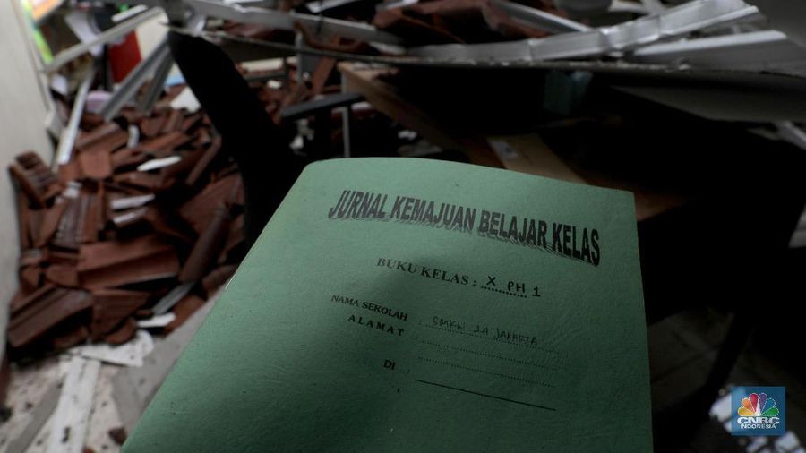 Akibat hujan dan angin kencang beberapa ruang kelas XI SMKN 24 ambruk lokasinya di Bambu Apus, Jakarta Timur.