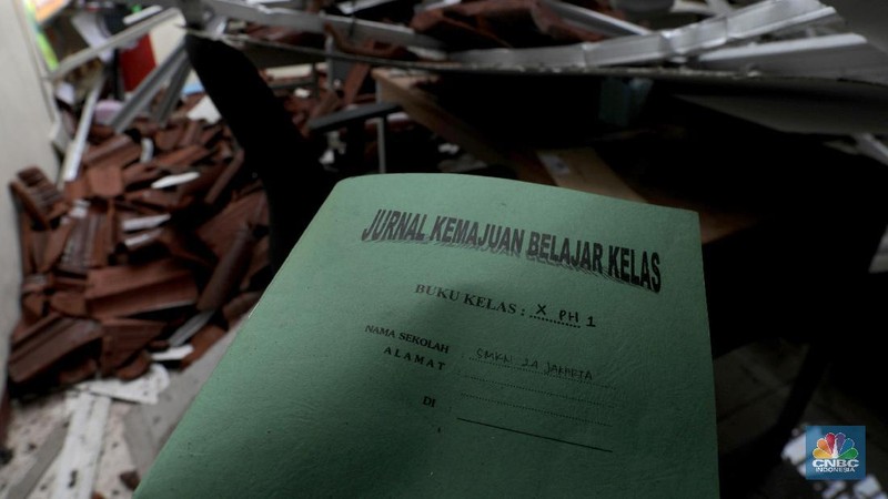 Akibat hujan dan angin kencang beberapa ruang kelas XI SMKN 24 ambruk lokasinya di Bambu Apus, Jakarta Timur.
