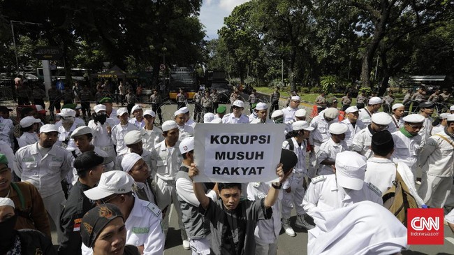 Masa Aksi 212 'Berantas Mega Korupsi Selamatkan NKRI' menggelar demo di kawasan Monas, Jakarta, Jumat, 21 Februari 2020. (CNN Indonesia/ Adhi Wicaksono)