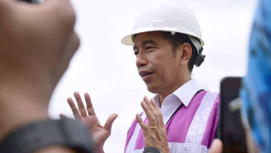 Presiden Jokowi Tinjau Ruas Tol Pekanbaru-Dumai Seksi 1 (Biro Pers Sekretariat Presiden/Muchlis Jr)