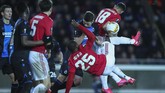 Para pemain Manchester United dan Club Brugge berjibaku memperebutkan bola dalam duel yang berakhir imbang 1-1 di Stadion Jan Breydel, Jumat (21/2) dini hari WIB. (AP Photo/Francisco Seco)