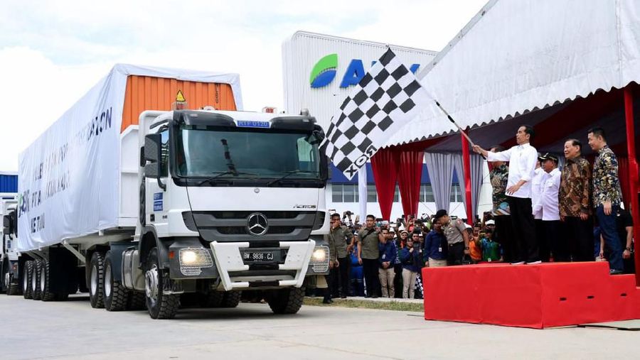Presiden Joko Wododo meresmikan fasilitas produksi rayon dan benang terintegrasi PT Asia Pacific Rayon (Biro Pers Sekretariat Presiden/Muchlis Jr)