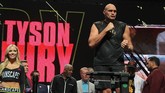 Tyson Fury tercatat memiliki berat badan hingga 123 kilogram atau 19 kilogram lebih berat dari Wilder. (Photo by John Gurzinski / AFP)