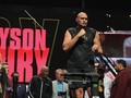 FOTO: Tyson Fury 19 Kilogram Lebih Berat dari Wilder