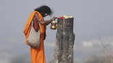 Seorang suci terlihat berdoa di shivling, representasi Dewa Siwa dalam festival Maha Shivaratri di India. (AP Photo/Mahesh Kumar A)