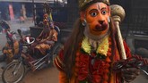 Sadhu, atau orang suci dalam agama Hindu, memakai topeng Dewa Hanoman dan meminta sedekah dalam perayaan Maha Shivaratri di Kuil Pashupatinath di Kathmandu. (Photo by PRAKASH MATHEMA / AFP)