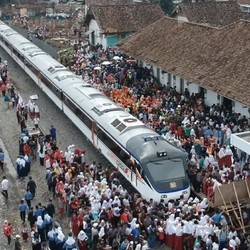 Ridwan Kamil Pamer Kereta Api Masuk Garut, Warga Menyemut
