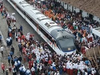 Ridwan Kamil Pamer Kereta Api Masuk Garut, Warga Menyemut