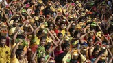 Para pemeluk agama Hindu terlihat mengangkat susu yang diletakkan dalam wadah-wadah, yang akan disajikan untuk Dewa Siwa. (Photo by Arun SANKAR / AFP)