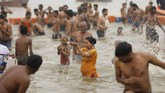 Sebagai bagian dari ritual, para pemeluk agama Hindu mandi di Sangam, tempat pertemuan sungai Gangga, Yamuna, dan sungai Saraswati yang dikenal mistis. (AP Photo/Rajesh Kumar Singh)