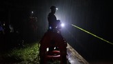 Petugas saat menyisir sungai untuk mencari sejumlah siswa SMPN 1 Turi yang terseret arus di Kali Sempor, Turi, Sleman, D.I Yogyakarta, Jumat (21/2). (ANTARA FOTO/Andreas Fitri Atmoko).