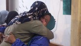 Keluarga korban tewas akibat terseret air sungai Sempor saling memberikan penghiburan. Kepolisian Daerah Istimewa Yogyakarta mengatakan akan menyelidiki dan mencari pihak yang bertanggung-jawab atas tragedi tersebut. (AP Photo/Slamet Riyadi)