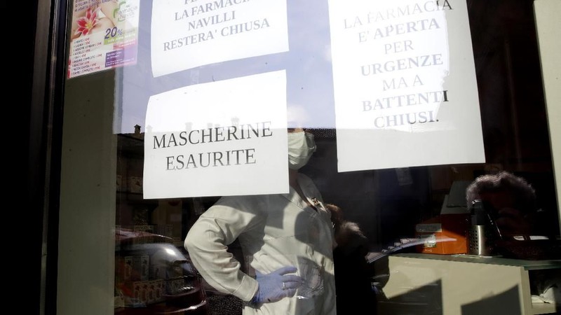 Pihak berwenang Italia memerintahkan penutupan sekolah, bar, dan ruang publik lainnya di 12 kota, menyusul banyaknya kasus virus corona.