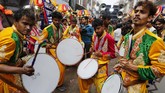 Para peserta festival serta dalam prosesi yang menandai dimulainya Maha Shivaratri di Prayagraj, India, pada Jumat (21/2). Shivaratri bisa diartikan sebagai Malam Siwa, di mana pemujaan dinaikkan untuk Dewa Siwa. (AP Photo/ Rajesh Kumar Singh)